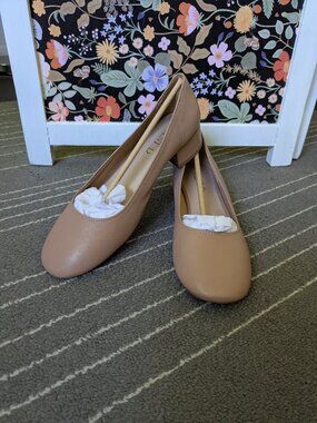 Silent D Tan Heels, Size 8.5/9, NEW IN BOX
